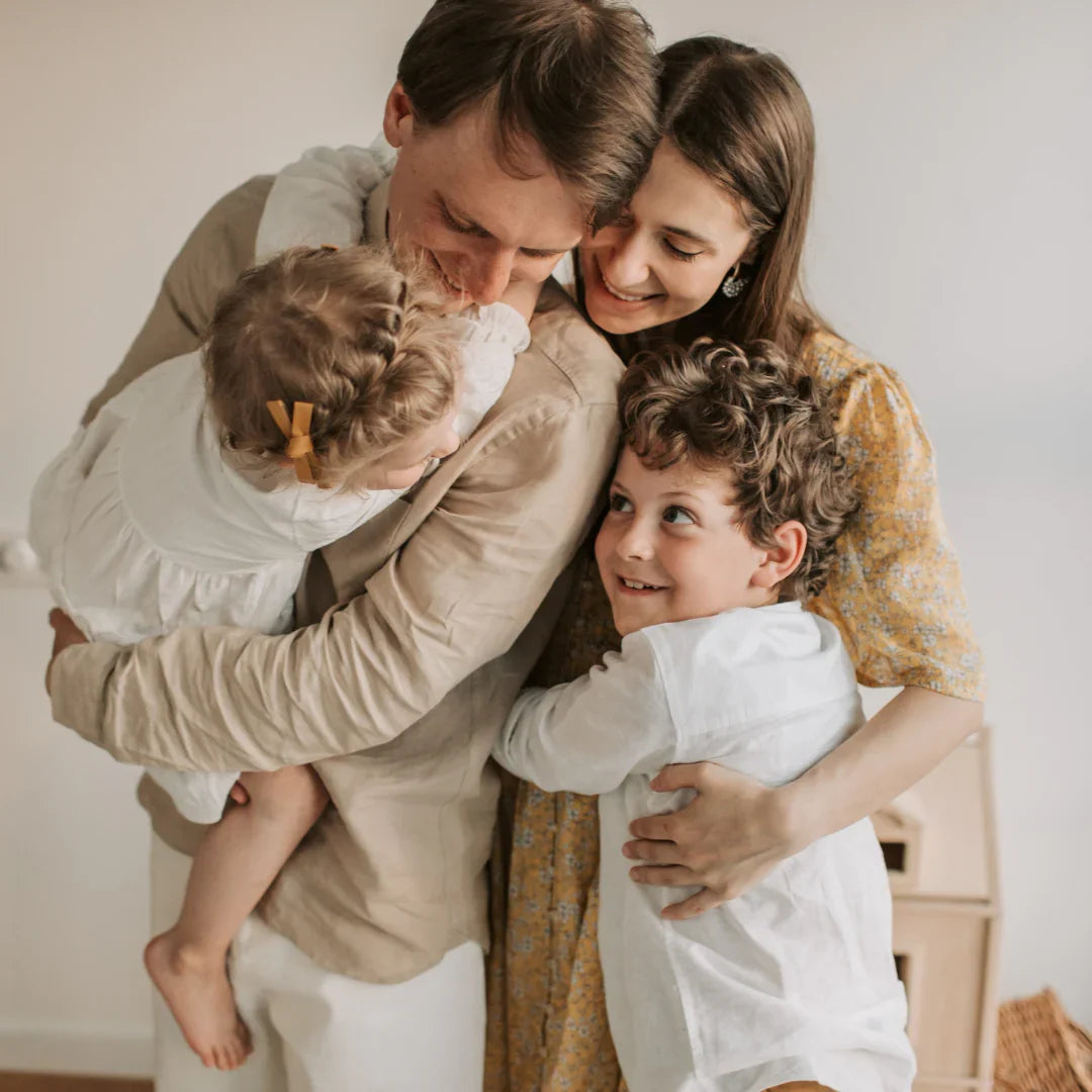 Maman et enfant en culotte d'apprentissage dans un cadre lifestyle chaleureux – Presque Grand